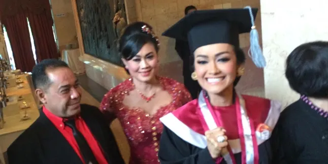 Jelang Wisuda Jadi Sarjana Hukum, Julia Perez Deg-Degan Jelang Wisuda Jadi Sarjana Hukum, Julia Perez Deg-Degan