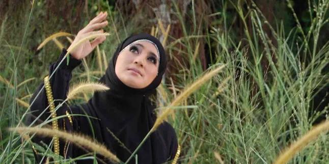 Jemput Anak Sekolah, Pipik Menolak Diwawancara Jemput Anak Sekolah, Pipik Menolak Diwawancara