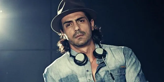 Jemput Istri di Bandara, Arjun Rampal Sambut Dengan Ciuman Mesra