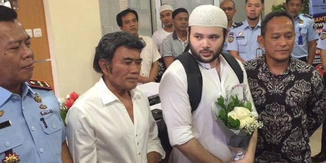 Picking up Ridho Rhoma Free from Prison, Rhoma Irama Cries Unable to Hold Back Emotions