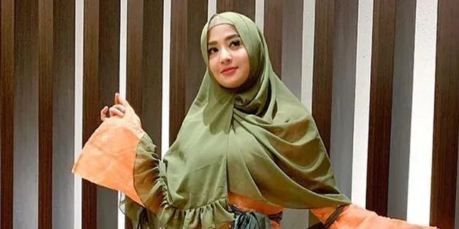 Jemput Sang Ayah ke Jember, Dewi Perssik Tampil Syar'i Kenakan Cadar