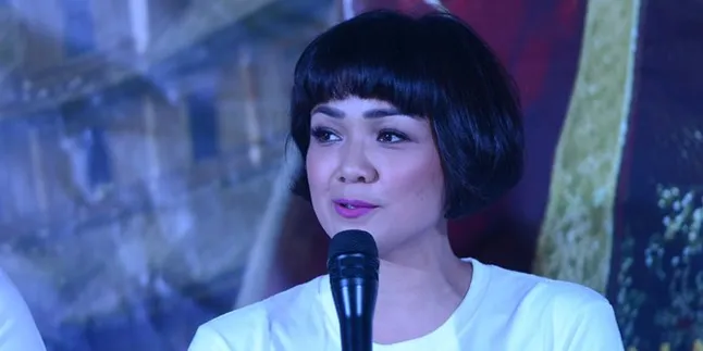 Jenazah Ibunda Dimakamkan, Nirina Zubir Terlihat Begitu Tegar