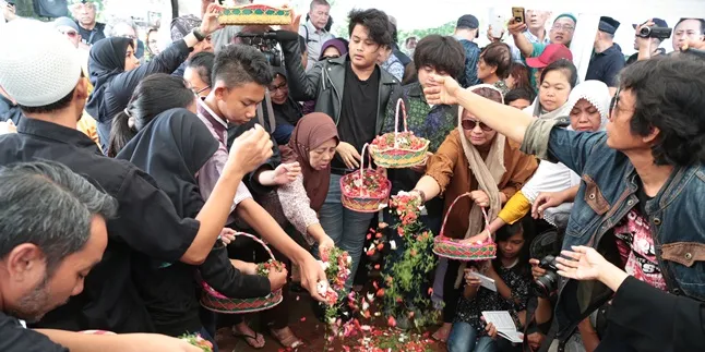 Jenazah Yon Koeswoyo Dimakamkan Satu Liang Lahat Dengan Tonny