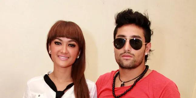 Jenguk Jupe, Gaston Bawakan Bantal dan Selimut