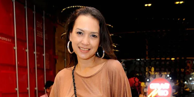 Jenguk Katon Bagaskara, Ira Wibowo Bantu Menyuapi Makanan