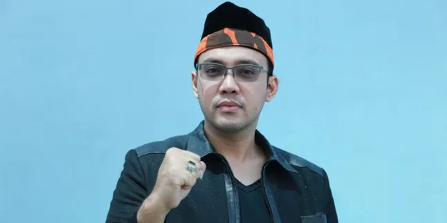 Jenguk ke Penjara, Vivi Paris Bawa Makanan Favorit Sandy Tumiwa