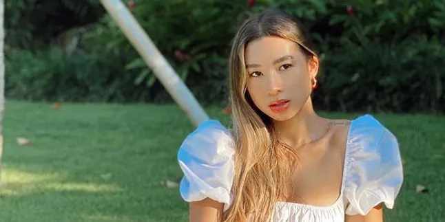 Jennifer Bachdim Pemotretan Topless Ditutupi Bunga Ungu, Cantik dan Kreatif Banget