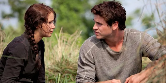 Jennifer Lawrence Akui Pernah Cium Liam Hemsworth di Luar Syuting Jennifer Lawrence Akui Pernah Cium Liam Hemsworth di Luar Syuting