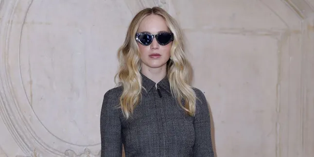 Jennifer Lawrence Pamerkan Cincin Tunangannya di Paris Fashion Week Jennifer Lawrence Pamerkan Cincin Tunangannya di Paris Fashion Week