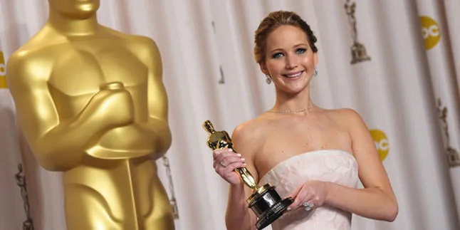 Jennifer Lawrence Singkirkan Piala Oscar Dari Rumahnya