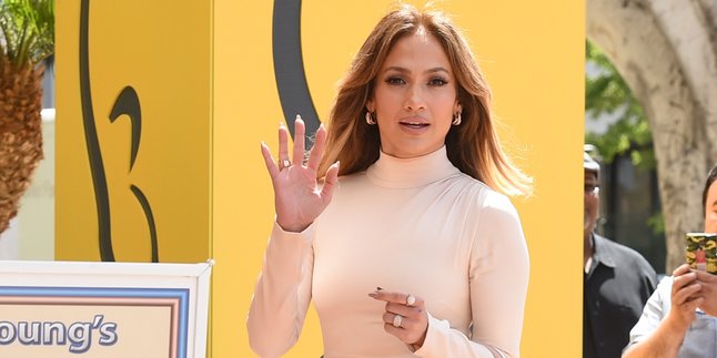 Jennifer Lopez dan Cardi B Bekerjasama Untuk Menggarap Lagu Baru!