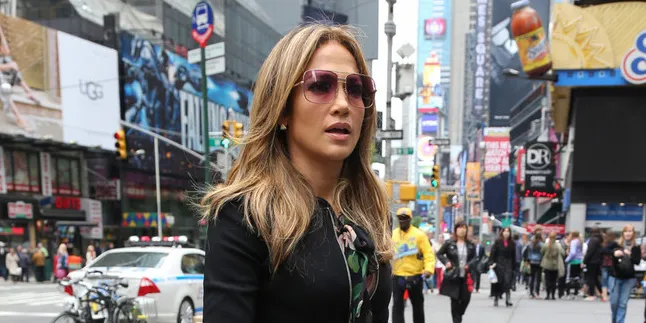 Jennifer Lopez Sempat Jadi Gelandangan Saat Remaja Jennifer Lopez Sempat Jadi Gelandangan Saat Remaja