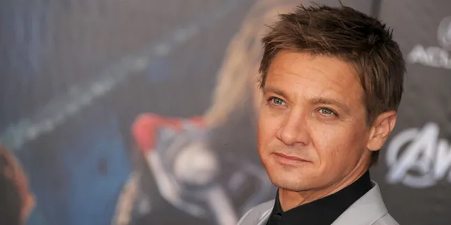 Jeremy Renner Ternyata Bisa Nyanyi dan Main Piano!