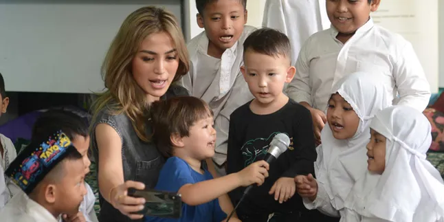 Jessica Iskandar Ajari El Barack Indahnya Berbagi Saat Kunjungi Rumah Singgah