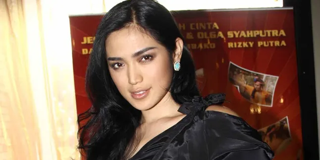 Jessica Iskandar: Jadi Ibu Itu Seru Jessica Iskandar: Jadi Ibu Itu Seru