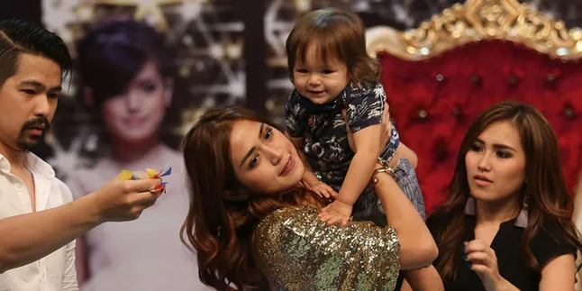 Demi Masa Depan Baby El, Jessica Iskandar Jual Mobil Alphard-nya Demi Masa Depan Baby El, Jessica Iskandar Jual Mobil Alphard-nya
