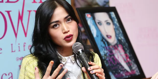 Jessica Iskandar Kembaran Sepatu Bareng Baby El