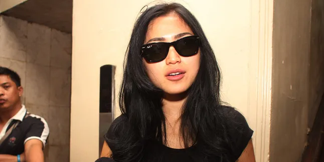 Jessica Iskandar Pakai Dress 'Bunga-Bunga' di Pernikahan Raffi