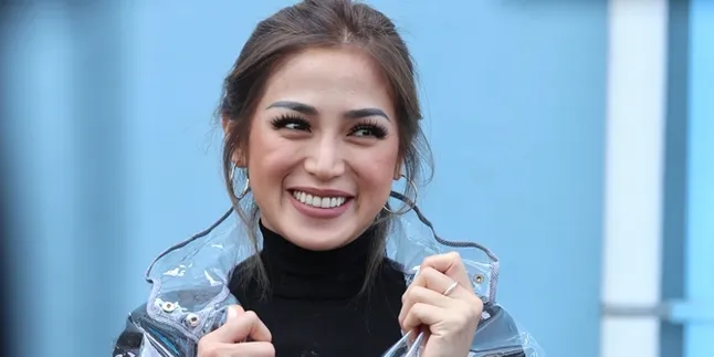 Jessica Iskandar Pulang ke Indonesia Untuk Meluruskan Gosip Yang Beredar Jessica Iskandar Pulang ke Indonesia Untuk Meluruskan Gosip Yang Beredar