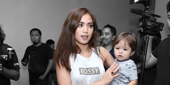 Jessica Iskandar Tulis Pesan Untuk Ludwig Dalam Bahasa Jerman