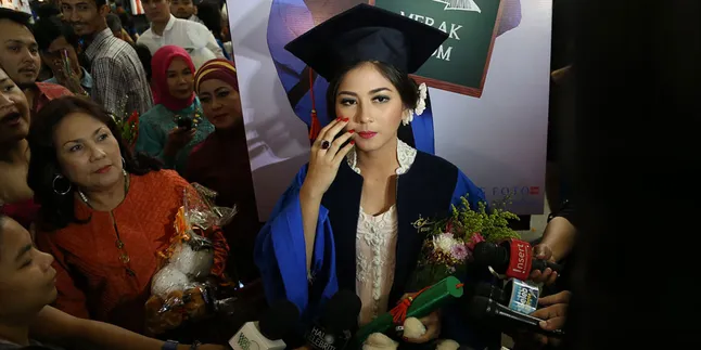 Jessica Mila Lulus Kuliah Dengan IPK 3,1