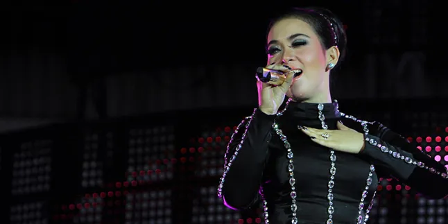 Jet Pribadi? Yuk Intip Syahrini di Dalamnya!