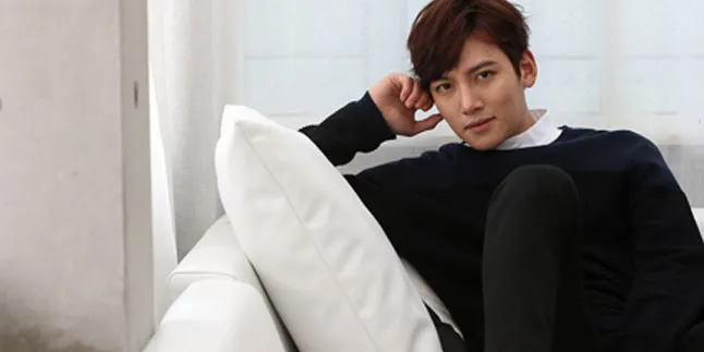 [FOTO] Saat Ji Chang Wook Berubah Jadi Salesman, Tetap Ganteng?