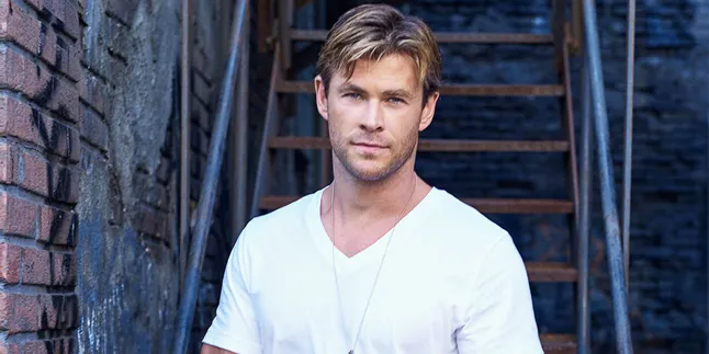 Jika Chris Hemsworth Mendadak Jadi Wanita & Penari Striptis Jika Chris Hemsworth Mendadak Jadi Wanita & Penari Striptis