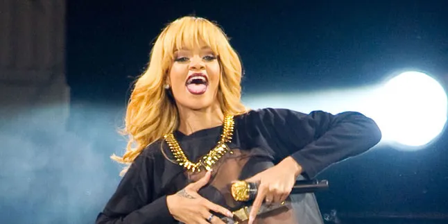 Jika Rihanna Berdandan Ala Penari Striptis Seksi