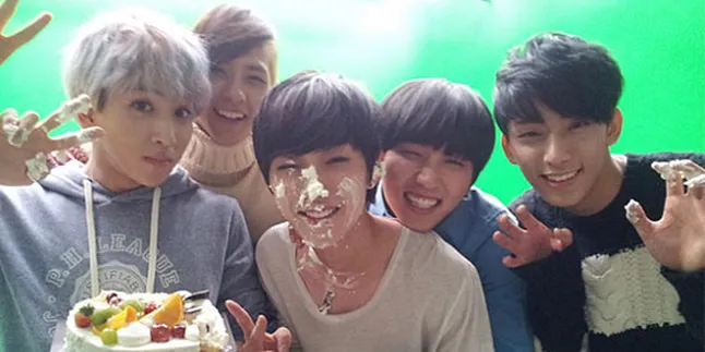 Jinyoung Rayakan Ultah ke-21 Dengan Member B1A4