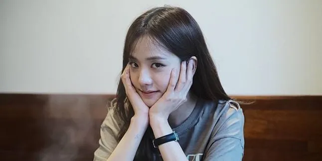 Jisoo BLACKPINK Mirip dengan Teh Ga di Webtoon 'Terlalu Cantik'?