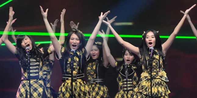 JKT48 Main Biliar Bareng Fans