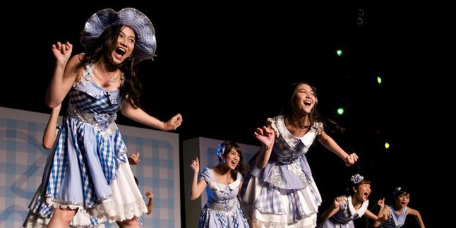 JKT48 Suapi Fans di Acara Gingham Check Handshake Festival