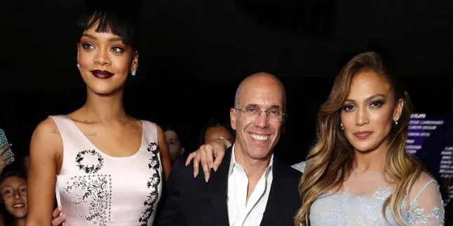 Jlo Terharu, Rihanna Telat Datang di Purple Carpet Premier 'HOME' Jlo Terharu, Rihanna Telat Datang di Purple Carpet Premier 'HOME'