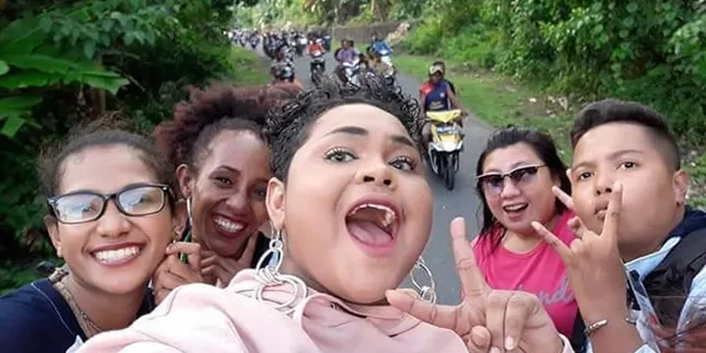 Joan Idol Pulang Kampung, Konvoi Keliling Kota Kaimana Joan Idol Pulang Kampung, Konvoi Keliling Kota Kaimana
