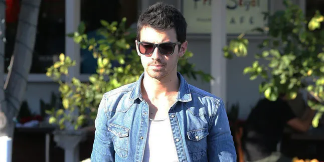 Joe Jonas Hisap Ganja Bareng Miley Cyrus dan Demi Lovato