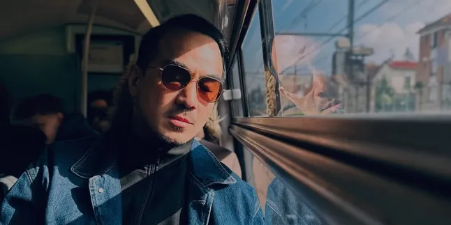 Joe Taslim Ternyata Punya Hobi Ngedrum Hingga Nge-DJ di Rumah