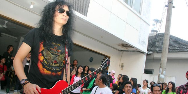 John Paul Ivan Hadiahi Jokowi Gitar Limited Edition