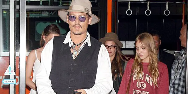 Johnny Depp Ditantang Bintangi Film Bareng Putrinya Sendiri