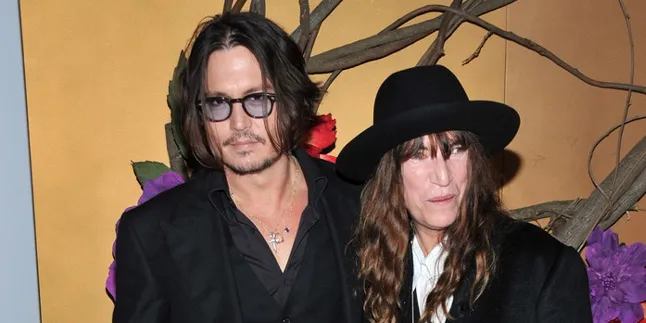 Johnny Depp Ubah Rambutnya Jadi Pirang, Makin Ganteng?
