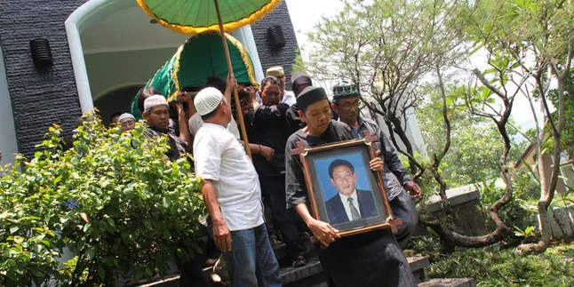 Jojon Dimakamkan Satu Deret Dengan Ayah Ibunya Jojon Dimakamkan Satu Deret Dengan Ayah Ibunya