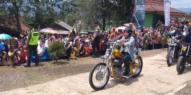 Jokowi Blusukan ke Sukabumi Naik Motor Chopperland!