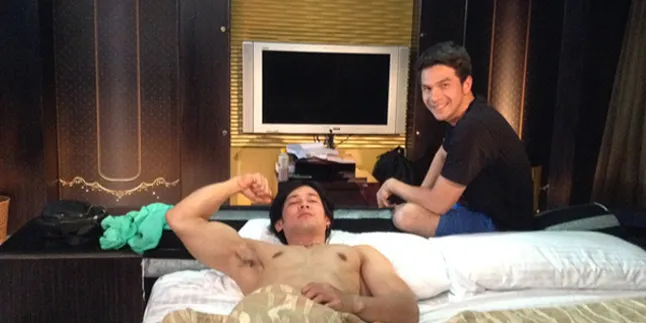 Jonathan Frizzy Tak Mau Kalah Six Pack Dari Lawan Main