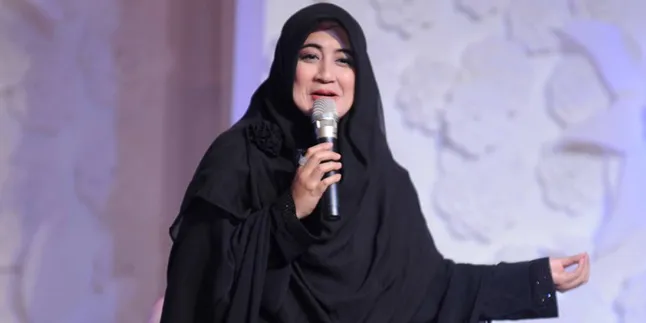 Jual Busana Muslim Serba Hitam, Pipik Dikomplain Anak