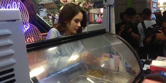 Selling Ice Cream in the Mall, Steffi Zamora: I Like Serving It