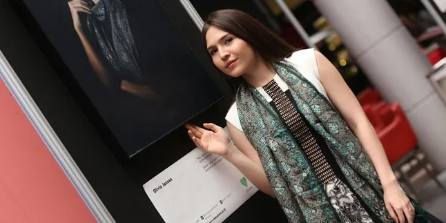 Jualan Scarf Batik, Olivia Jensen Bantu Pendidikan Anak Tak Mampu