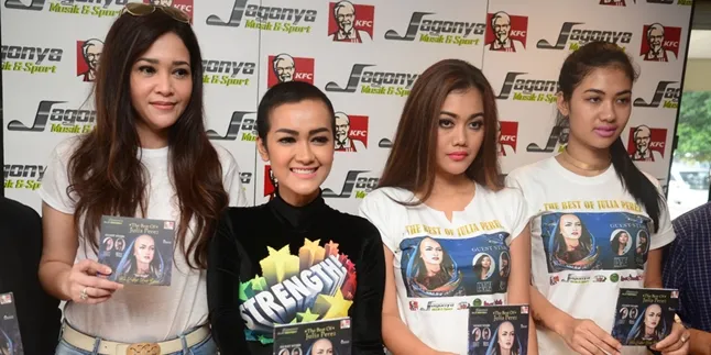 Julia Perez Ajak Dua Adik Cantiknya Terjun ke Industri Musik Julia Perez Ajak Dua Adik Cantiknya Terjun ke Industri Musik