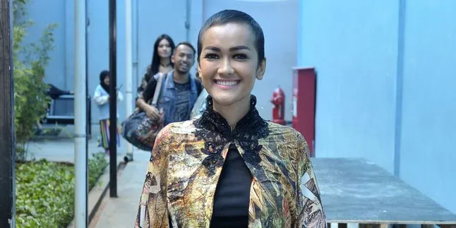 Julia Perez Akan Menjalani Operasi Syaraf Tulang Belakang