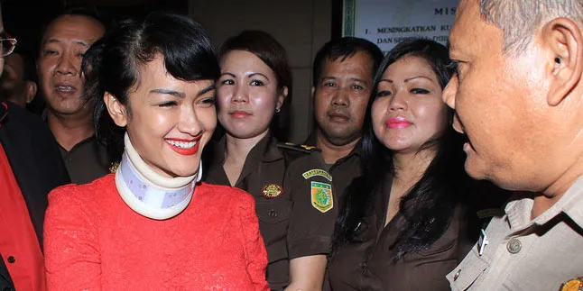 Julia Perez Bertemu Para Fans di Dalam Rutan