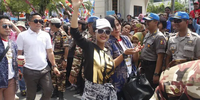 Julia Perez Disambut Histeris Warga Semarang Saat Pawai Artis FFI